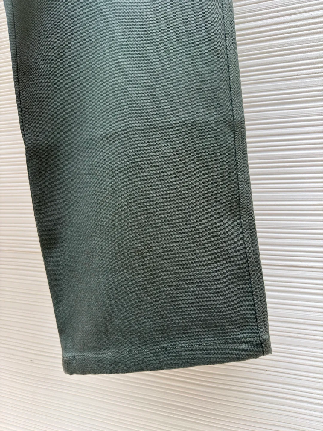 LOUIS VUITTON linen patch pocket overalls ●Original version: Purchased and developed at 13450 ●Item number: 1682125-A75 ●Fabric: linen fabric ●Technology: patch production ●Color: green ●Version: fitted version ●Weight: about 570 grams ●Size: S-M-L-XL ●Description: This overall is made of light linen canvas with a simple silhouette and is made of nubuck Damier The label on the back expresses the brand's style. It can be paired with the same work jacket to create a modern look, making it an everyday fashion choice in summer. Relaxed fit 100% linen Italian pockets Back patch pockets Nubuck label. The overall wiring is straight and delicate, the fabric is comfortable and soft, and the color is consistent without color difference. It can be matched with the same style to create a fashionable look and control various occasions. Customized accessories, complete with three standards, same style for men and women!